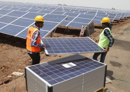 مصوبه کمیسیون تلفیق برای درآمد زایی اقشار ضعیف با نصب پنل‌های خورشیدی