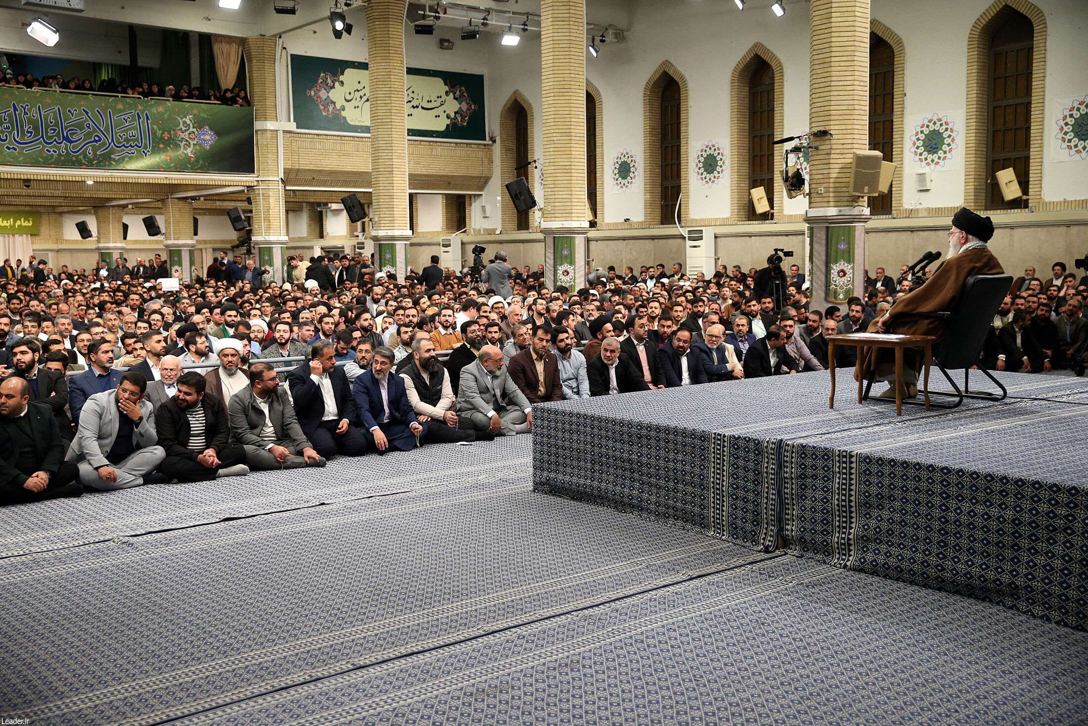 دیدار هزاران نفر از مداحان و شاعران اهل‌بیت(ع) با رهبر انقلاب