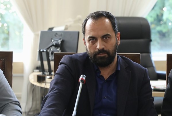 بحثهای حاشیهای مانند تغییر پایتخت و تفکیک وزارتخانهها به ضرر اقتصاد کشور است