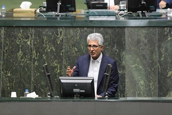 معلمان و نظامیان دو ستون اصلی جامعه هستند