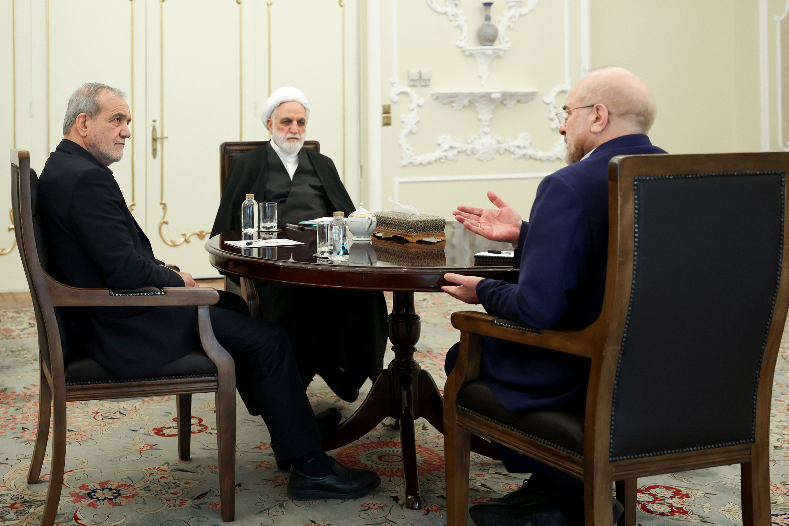 نشست مشترک سران و جمعی از مسئولان سه قوه آغاز شد