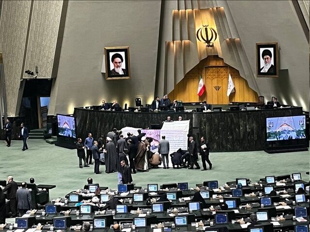 ببینید | نصب طوماری در حمایت از قانون عفاف و حجاب