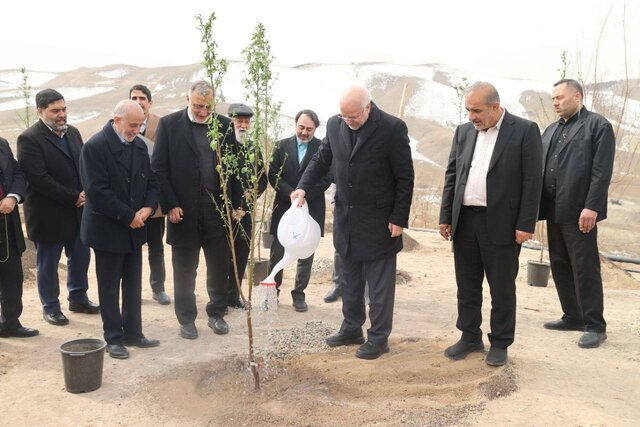 رئیس مجلس یک اصله نهال مثمر را در شرق شهر تهران غرس کرد
