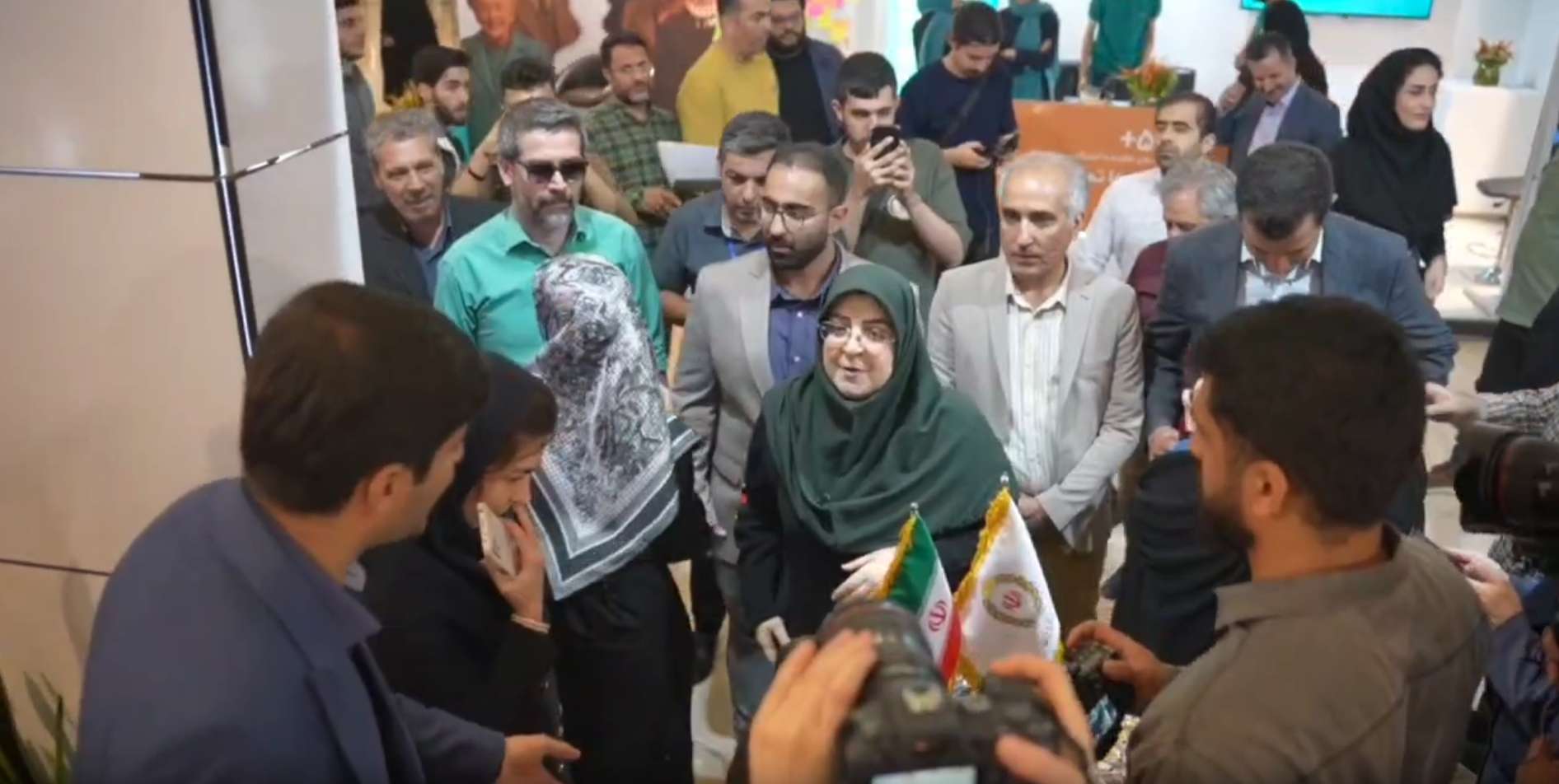 بازدید سخنگوی دولت از غرفه بانک ملی ایران در سی و ششمین نمایشگاه کتاب