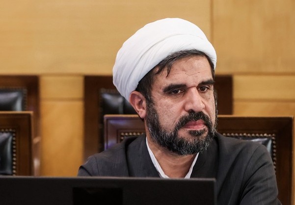 مدیران بازنشسته کنار بروند، میدان را به جوانان بسپارند