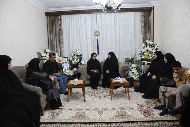 اعضای فراکسیون زنان مجلس با خانواده الهه حسین‌نژاد دیدار کردند