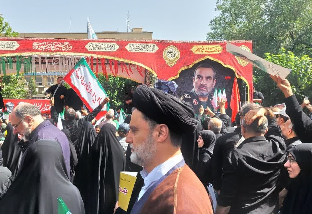 با التماس دشمن، رهبر انقلاب دستور توقف جنگ را صادر کردند