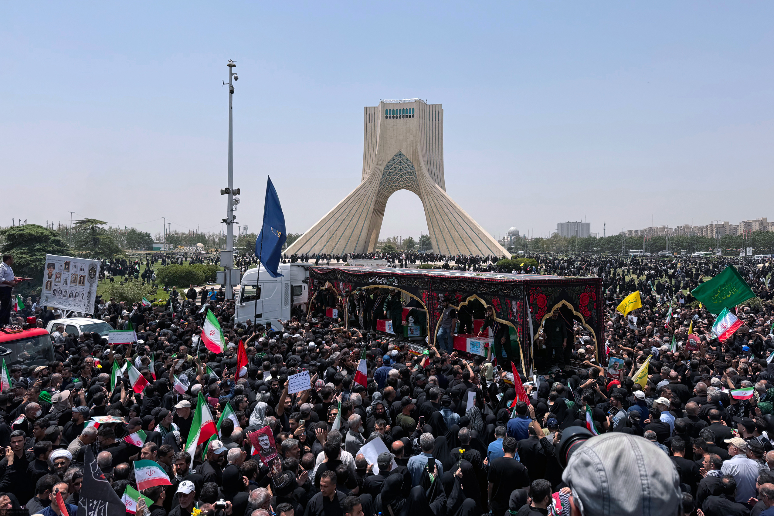 مثلث صدای اجتماعی در تشییع شهدا