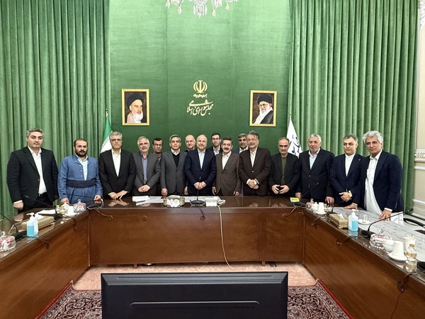 ملت ایران با تمام اقوام و ادیان کنار هم ایستاده است