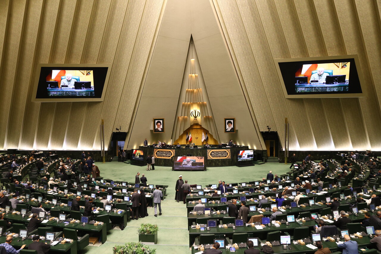 موضوع استعلام وضعیت امکان تردد ایرانیان خارج از کشور برای رفع ابهام به کمیسیون ارجاع شد