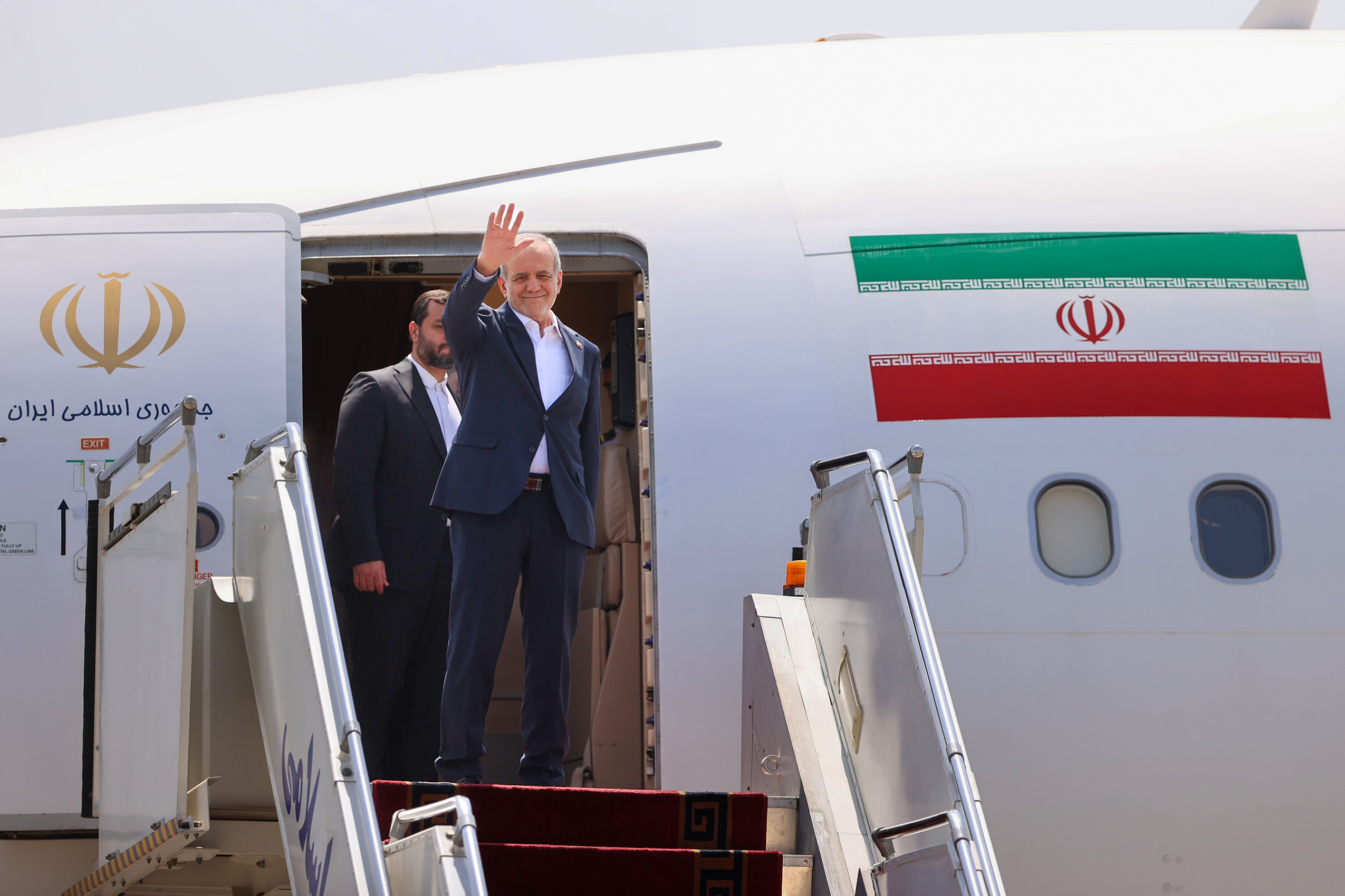 پزشکیان عازم نیویورک شد/ صدای ملت ایران را به جهانیان می‌رسانیم