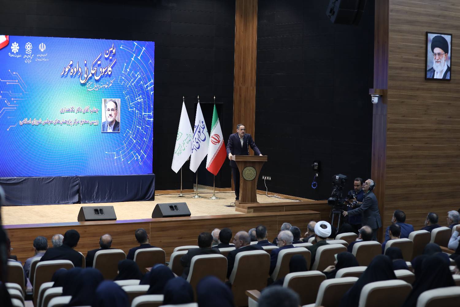 نخبگی یعنی توان حل مسئله برای جامعه، توان پیوند آرمان ها با واقعیت و مسئولیت پذیری