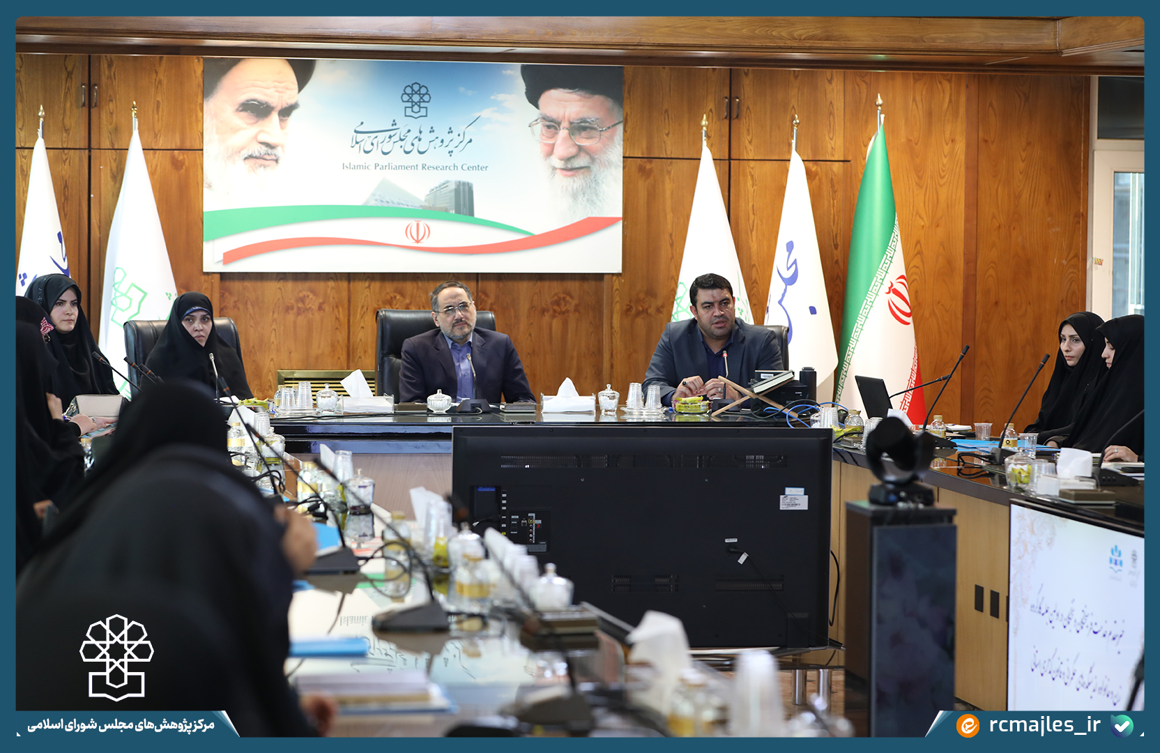 یکی از محورهای تحول در گام دوم انقلاب، مدیریت زنانه است