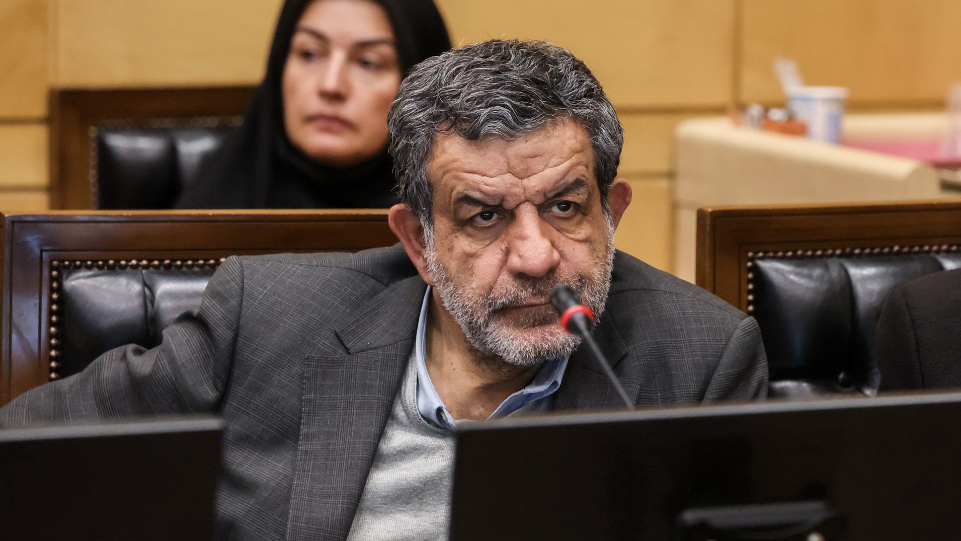 دولت باید در عمل با تصمیم‌های درست و مؤثر مشکلات معیشتی مردم را حل کند