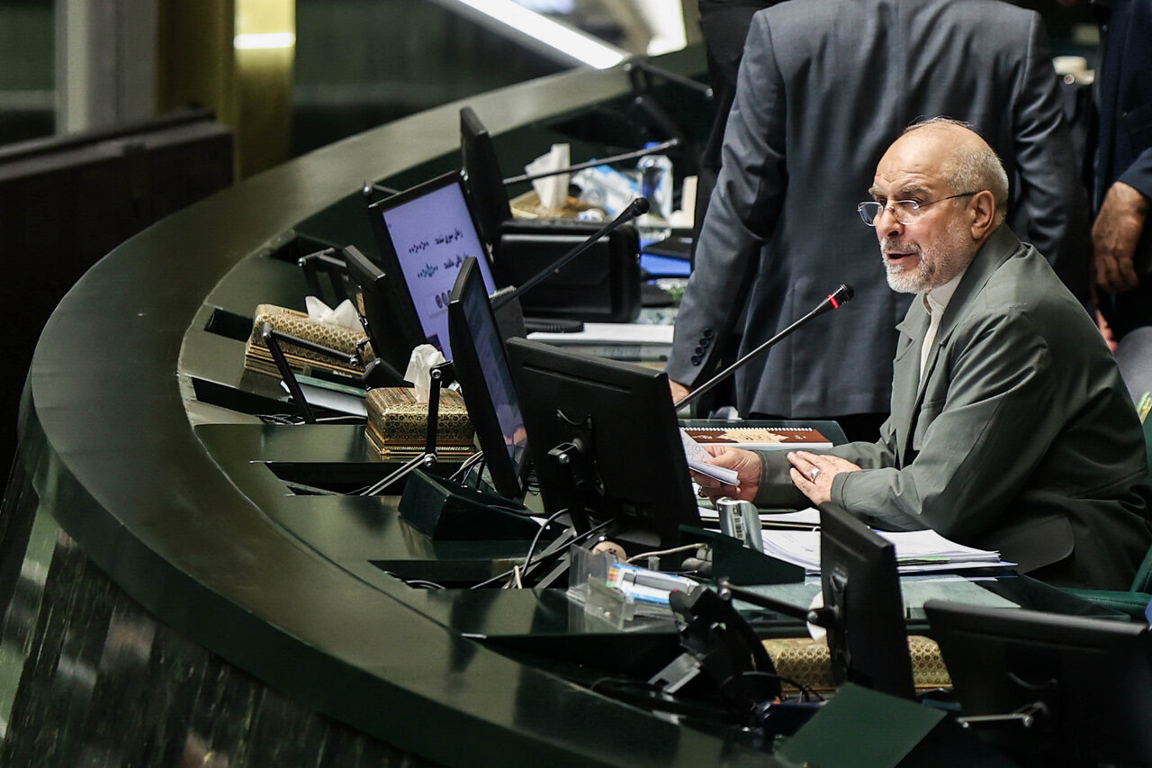 ایران همزمان در ۴ جبهه با دشمن در جنگ است